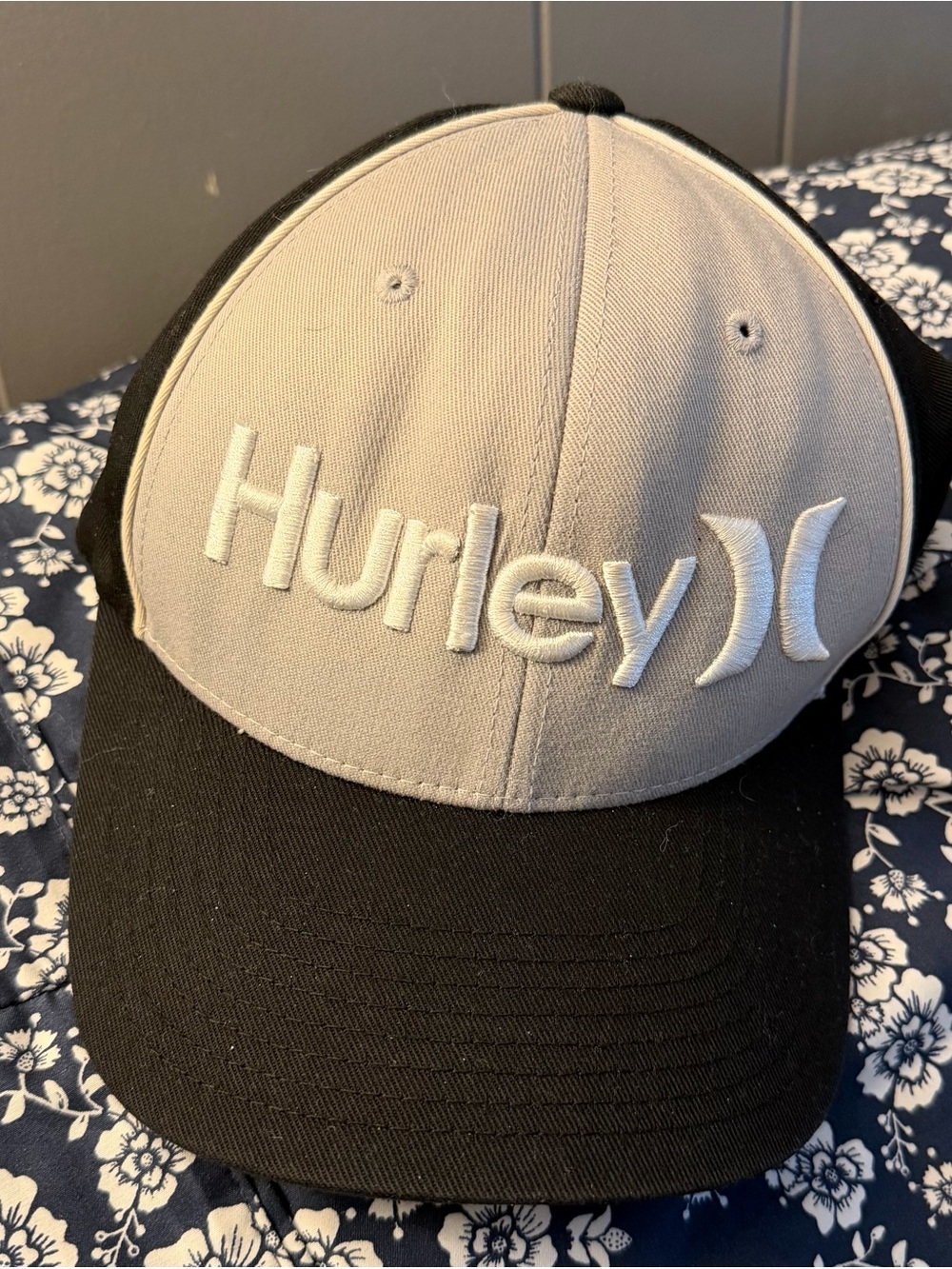 Hurley Two Toned Black & Grey Fitted Hat, Size Sm-M EUC